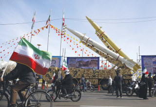 יום המהפכה האסלאמית בפברואר האחרון בטהרן. "לחמנאי יש שיקולי שרידות ולא שיקולים כלכליים" (צילום:  STR, AFP via Getty Images)