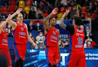 שחקני צסק"א מוסקבה חוגגים (צילום: Mikhail Serbin/Euroleague Basketball via Getty Ima)