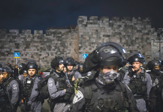 משטרה בשער שכם (צילום:  אוליבייה פיטוסי, פלאש 90)