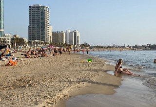 חם בחוף הים של תל אביב (צילום: אבשלום ששוני)