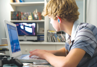 ילד משחק במחשב (צילום: אינגאימג)