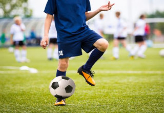 משחק כדורגל (צילום: Shutterstock)