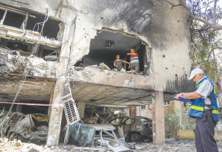 הרס הטיל שנפל בפתח תקווה  (צילום: מרק ישראל סלם)