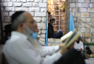 מתפללים בתשעה באב (צילום: דוד כהן, פלאש 90)