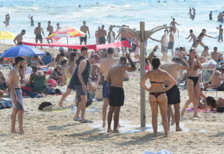 מזג אוויר לוהט בחוף תל אביב (צילום: אבשלום ששוני)