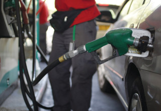 תדלוק בתחנת דלק  (צילום: קובי גדעון, פלאש 90)