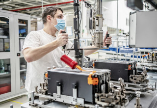 יצור שבבים (צילום: יצרן)