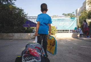 תלמיד כיתה א' ביומו הראשון בבית הספר (צילום: נעם ריבקין פנטון, פלאש 90)
