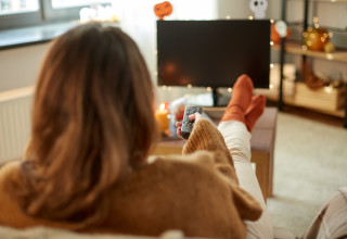 צפייה בטלוויזיה, אילוסטרציה (צילום: ingimage ASAP)