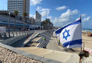 דגל ישראל בחוף תל אביב (צילום:  אבשלום ששוני)
