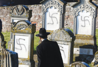גילוי אנטישמיות בקברי יהודים בצרפת, ארכיון (צילום:  רויטרס)