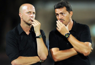 מאמן מכבי תל אביב אוסקר גרסיה (ימין) לצד המנהל המקצועי ג'ורדי קרויף (צילום: ברני ארדוב)