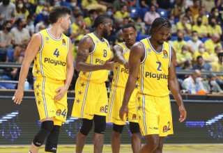 שחקן מכבי תל אביב קינן אוואנס עם אנג'לו קלויארו, ג'יימס נאנלי (צילום: דני מרון)