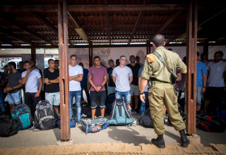 מתגייסים בלשכת הגיוס, ארכיון (צילום: מרים אלסטר, פלאש 90)