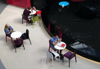 אנשים בפלאפון (צילום:  רויטרס)