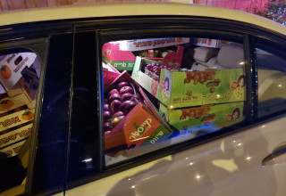 הרכב שנתפס עם ארגזי הפירות והירקות (צילום:  דוברות המשטרה)