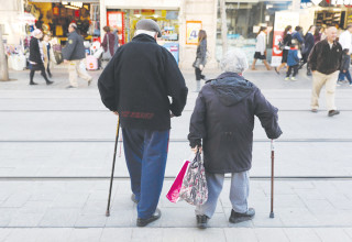זקנים ברחוב  (צילום:  נתי שוחט, פלאש 90)
