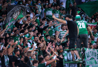 הקהל בסמי עופר זכה להצגה נהדרת (צילום: מאור אלקסלסי)