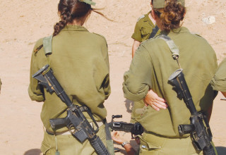 חיילות צה"ל, למצולמות אין קשר לנאמר בכתבה (צילום: גילי יערי, פלאש 90)