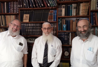 הרב יעקב אריאל (במרכז) עם אנשי מכון צומת (צילום: באדיבות מכון צומת)