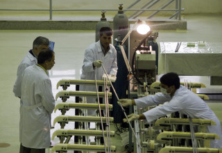 פועלים במתקן גרעין (צילום: REUTERS/Caren Firouz )