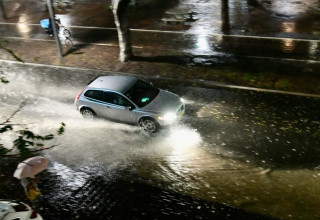 גשם בתל אביב (צילום: אבשלום ששוני)