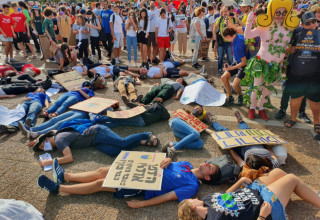 חניכי הנוער העובד והלומד בהפגנה על משבר האקלים (צילום: הנוער העובד והלומד)