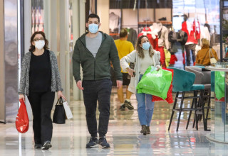 אנשים עם מסכה - אילוסטרציה (צילום: מרק ישראל סלם)