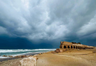 חוף הקשתות בקיסריה (צילום:  יפעת ברק מעוז)