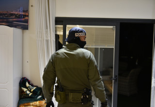 מעצר החשודים בסחיטה ואיומים (צילום: דוברות המשטרה)