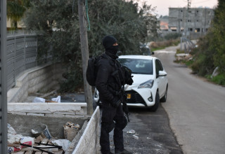 מעצר החשודים בסחיטה ואיומים (צילום: דוברות המשטרה)