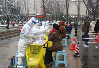מתחם לבדיקות קורונה בסין (צילום: cnsphoto via REUTERS)