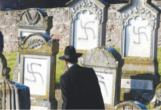 גילוי אנטישמיות בקברי יהודים בצרפת (צילום: רויטרס)