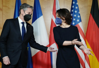 שרת החוץ של גרמניה אנאלינה בארבוק בפגישה עם מזכיר ארה"ב אנתוני בלינקן (צילום: Kay Nietfeld/Pool via REUTERS)