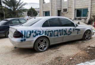 מכונית פלסטינית שהושחתה בעיירה סלפית (צילום:  נאסר אישתיה, פלאש 90)