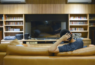 איש צופה בטלוויזיה (צילום: מעריב אונליין)