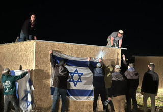 מתיישבים מקימים את מאחז "מעלה פולה" (צילום: עזרא טובי)
