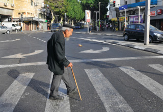 קשיש חוצה מעבר חצייה  (למצולמים אין קשר לכתבה) (צילום: סרג' אטאל, פלאש 90)
