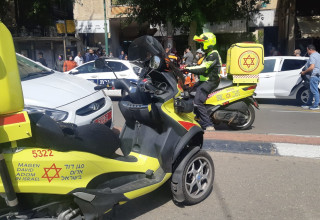 משטרה ואמבולנס בכפר-סבא (צילום: ויקטור קלי, תיעוד מבצעי מד"א)