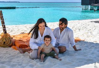 משפחה על חוף הים (צילום: Sheraton Full Moon Resort & Spa)