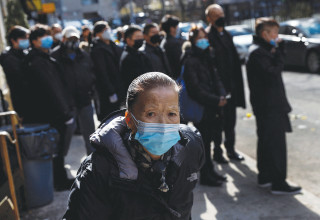 אנשים עם מסכות ברחובות ניו יורק (צילום: רויטרס)