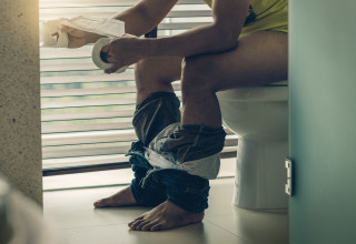 גברים שוהים בשירותים הרבה יותר זמן מנשים (צילום: אינג'אימג')