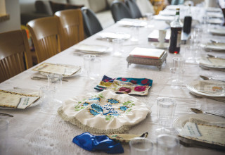 מצות על שולחן חג. סמל הפסח וגם הגורם המרכזי לעצירות (צילום: הדס פרוש)
