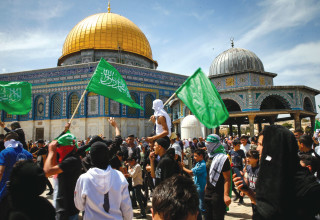 מפגינים מוסלמים עם דגלי חמאס באל־אקצא (צילום: ג'אמל עוואד פלאש 90)