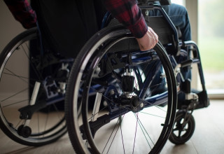 איש על כיסא גלגלים (צילום: אינגאימג')