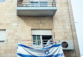 דגל ישראל על החלון (צילום:  נתי שוחט, פלאש 90)