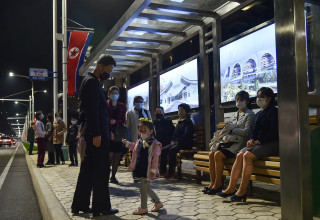 אנשים עם מסכה בקוריאה הצפונית (צילום: KIM WON JIN/AFP via Getty Images)