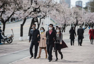 אנשים עם מסכה בקוריאה הצפונית (צילום: KIM WON JIN/AFP via Getty Images)