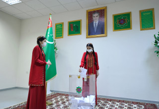 נשים מצביעות בבחירות בטורקמניסטן, ארכיון (צילום: IGOR SASIN/AFP via Getty Images)