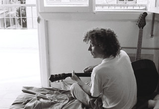 ירמי קפלן בדירה בתל אביב 1990 (צילום: דינה קרטיס)